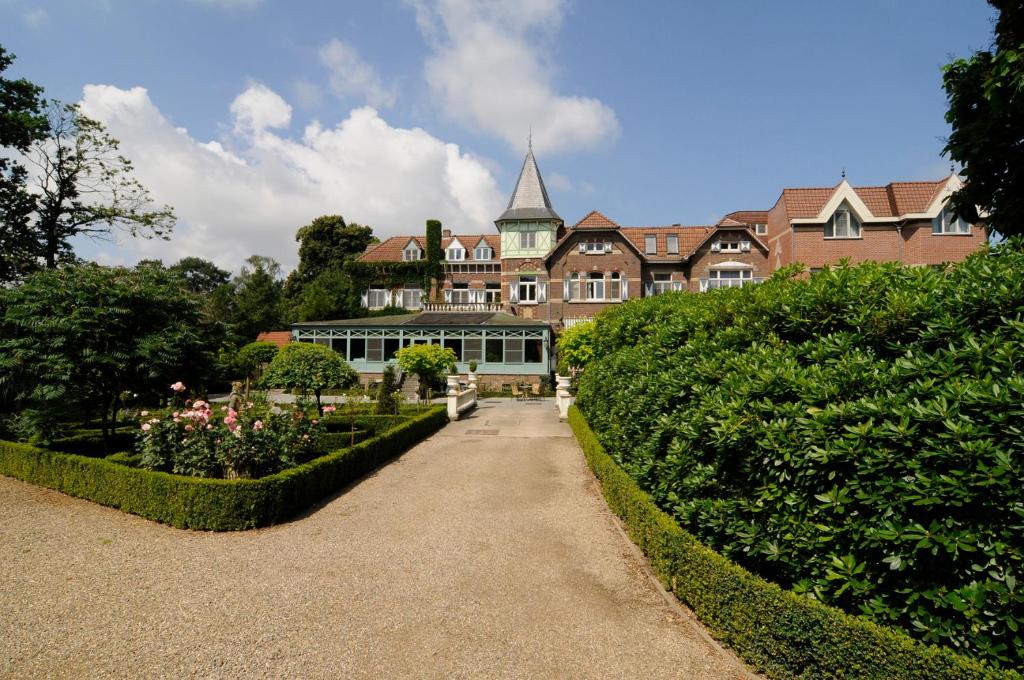 马塞克卡斯蒂尔乌尔费德酒店的前面设有花园的大房子