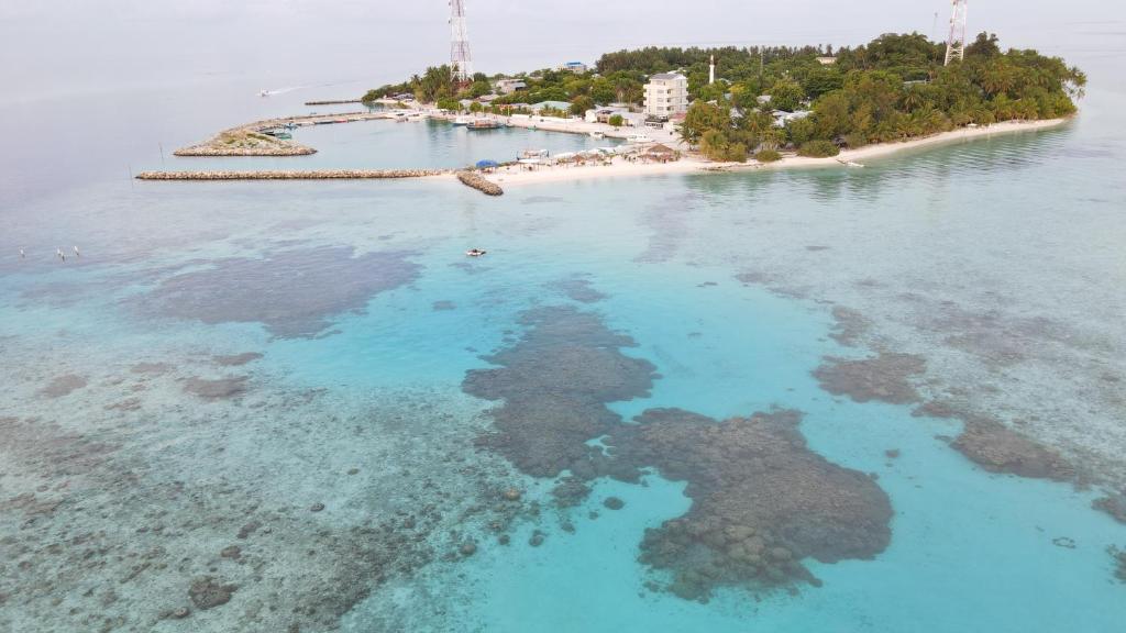 费利杜Alimas Holiday Retreat Maldives的海水中的一个岛屿