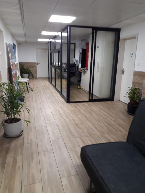 Eilat Charming Studio-Balcony的休息区