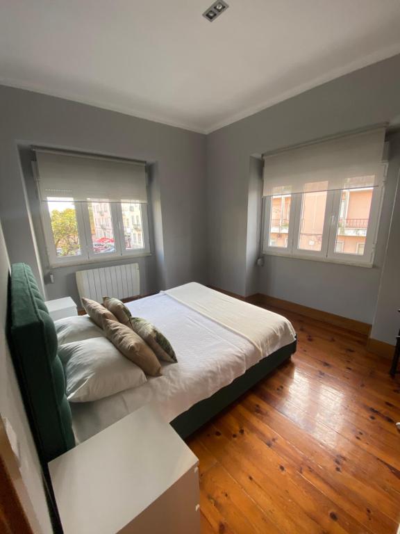 里斯本贝勒姆阿罗贾公寓的一间卧室配有床和两个枕头