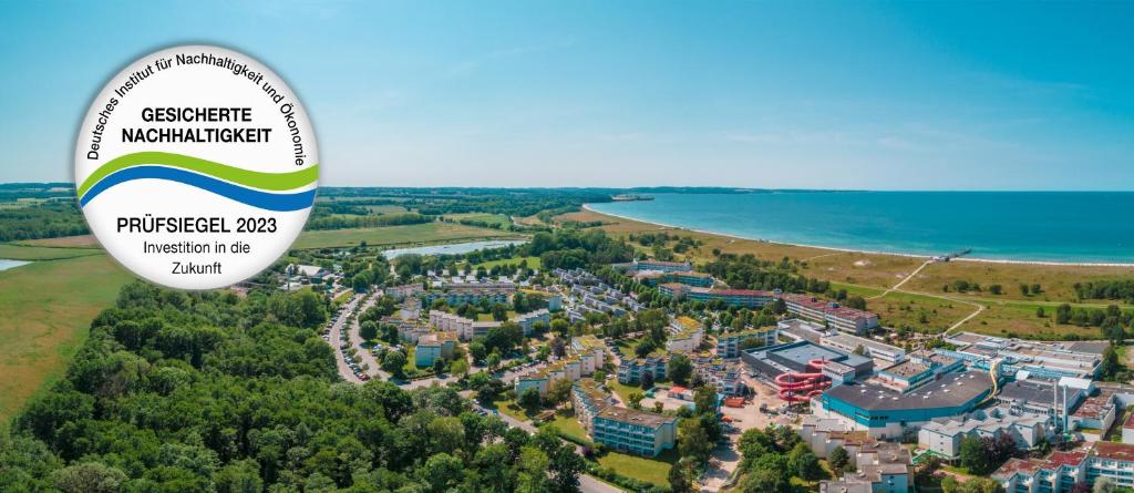 维森豪瑟斯坦德Ferien- und Freizeitpark Weissenhäuser Strand的度假村的空中景观和标志