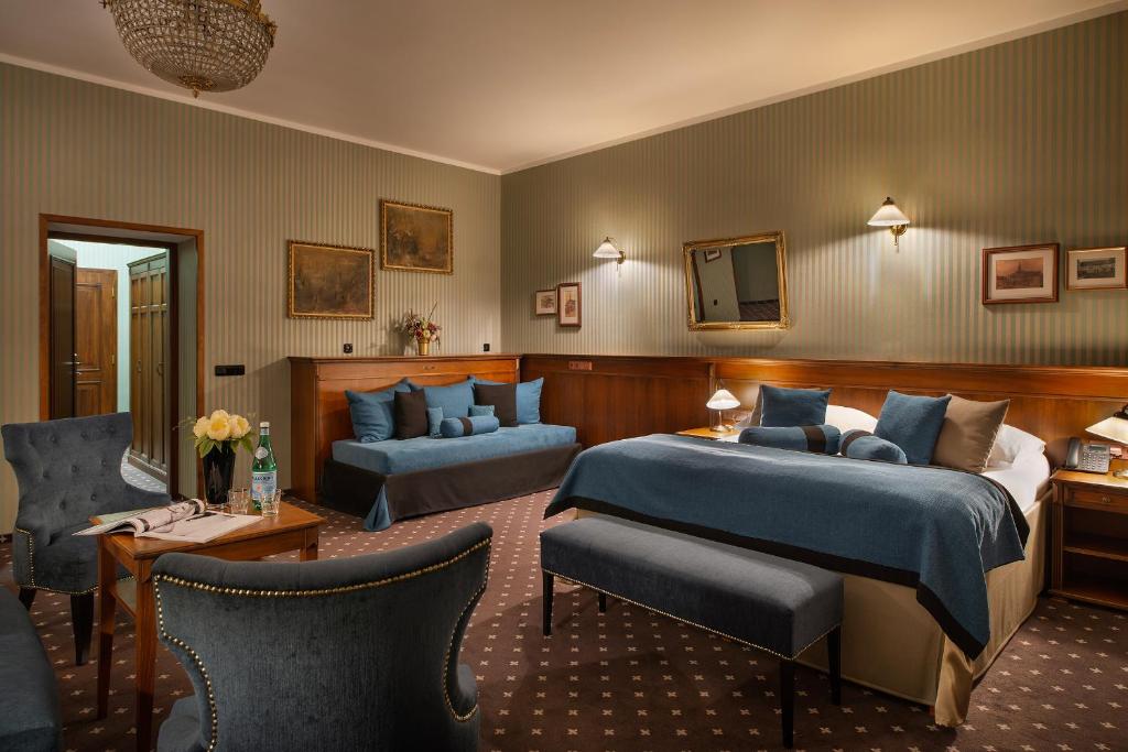 捷克利帕Hotel Morris Premium Collection的酒店客房设有床和客厅。
