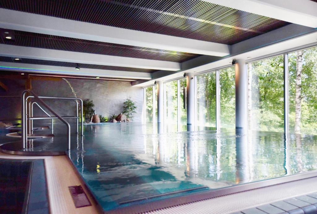 波尔沃海科庄园及水疗中心酒店的一个带窗户的房间,有一个大型游泳池