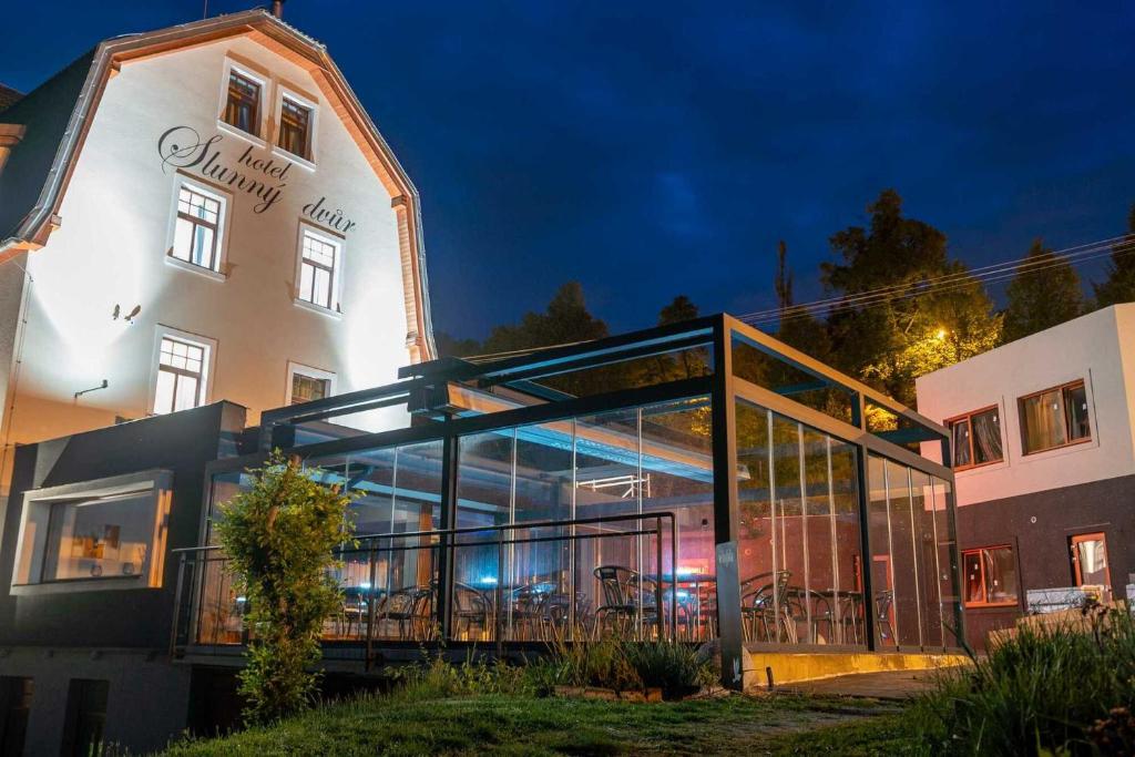 耶塞尼克斯拉尼德芙酒店的一座在晚上拥有玻璃幕墙的大建筑