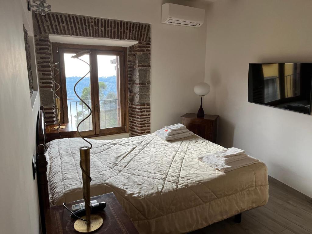内米阿尔伯格戴安娜旅馆的一间卧室设有一张床和一个窗口