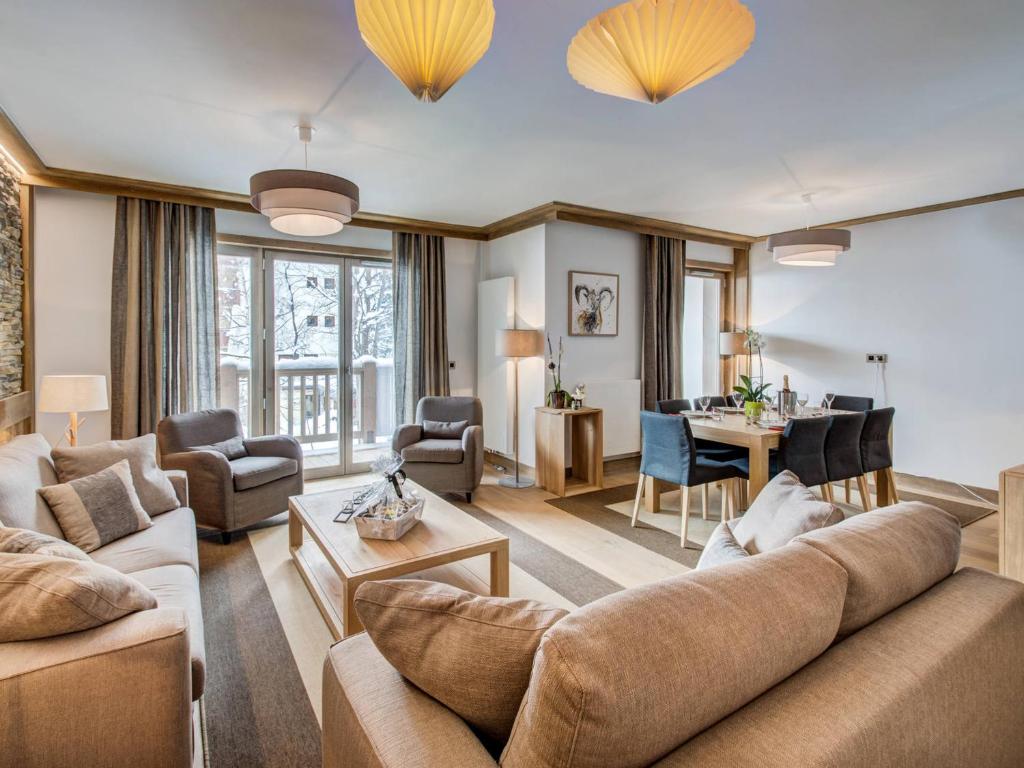 谷雪维尔Appartement Courchevel 1550, 4 pièces, 6 personnes - FR-1-562-37的客厅配有沙发和桌子