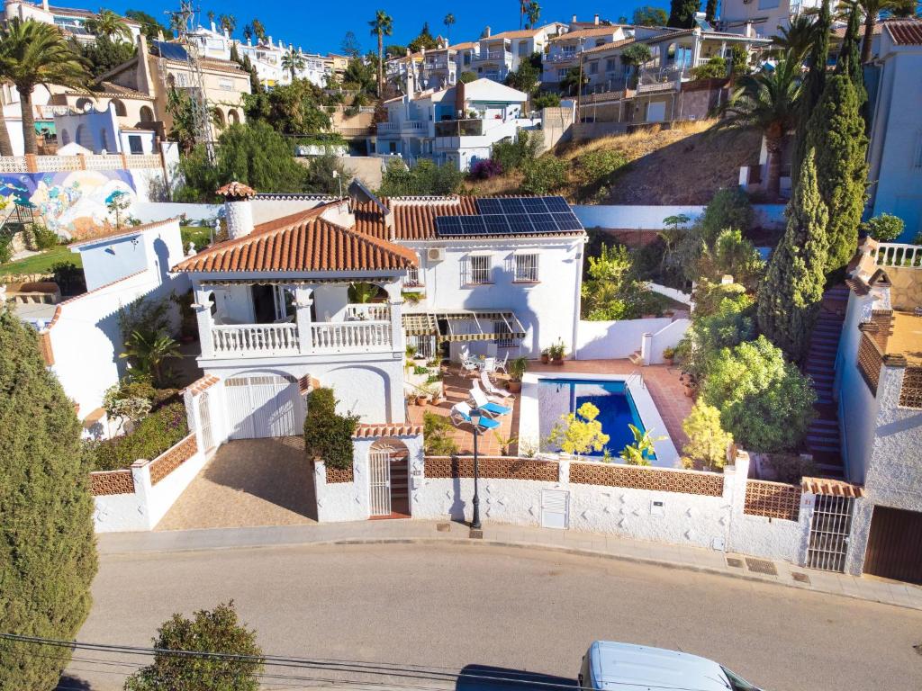 卡莱塔德贝莱斯Villa Mara by Interhome的城市中带游泳池的白色房子