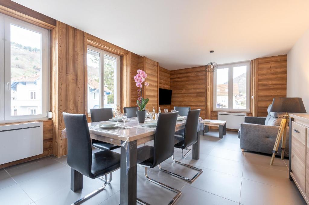 拉布雷斯Ouréa - duplex avec balcon的一间带桌椅的用餐室