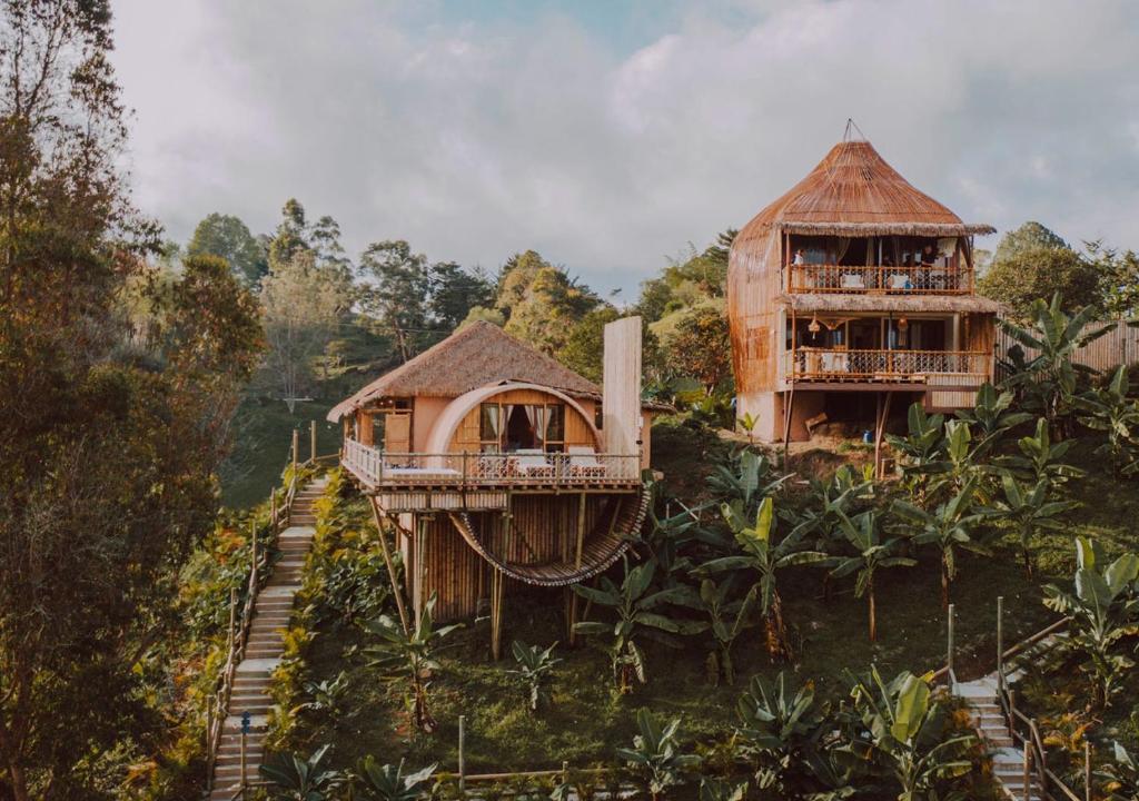 瓜塔佩Atma Eco Village的森林中两座房子的空中景观