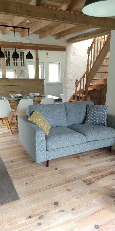 't Jongehof的客厅配有蓝色的沙发和桌子