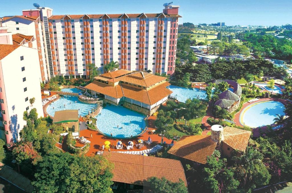 卡达斯诺瓦斯Apartamento luxo Hot Springs Caldas Novas tay的享有度假村的空中景致,设有大型游泳池