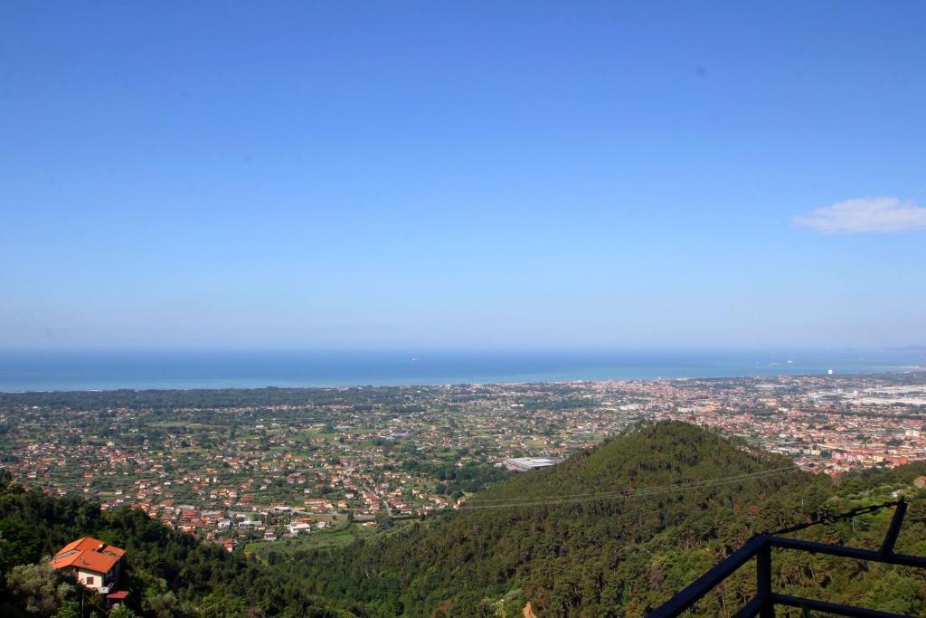 蒙蒂尼奥索Vista Mare的从山顶上欣赏到城市美景
