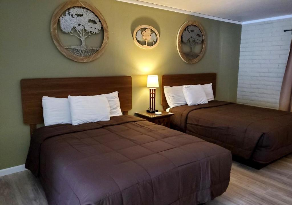 RooseveltRoosevelt Resort Park的酒店客房带两张床和两面镜子