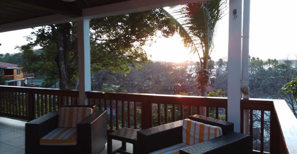 孔塔多拉Villa #4 - Isla Contadora的一个带椅子的门廊,享有棕榈树的景色