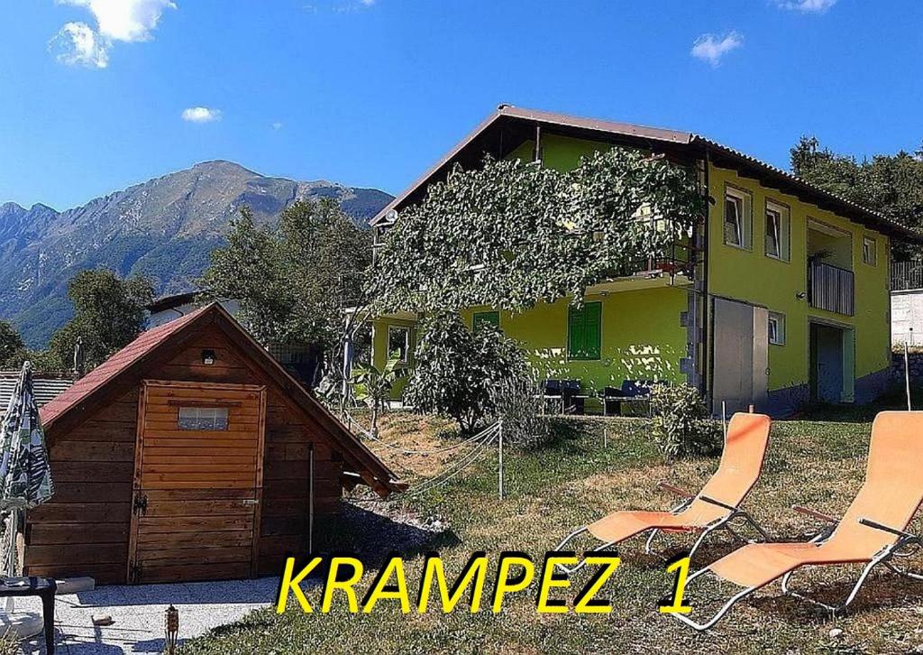 科巴里德Krampez的前面有两把椅子的黄色房子