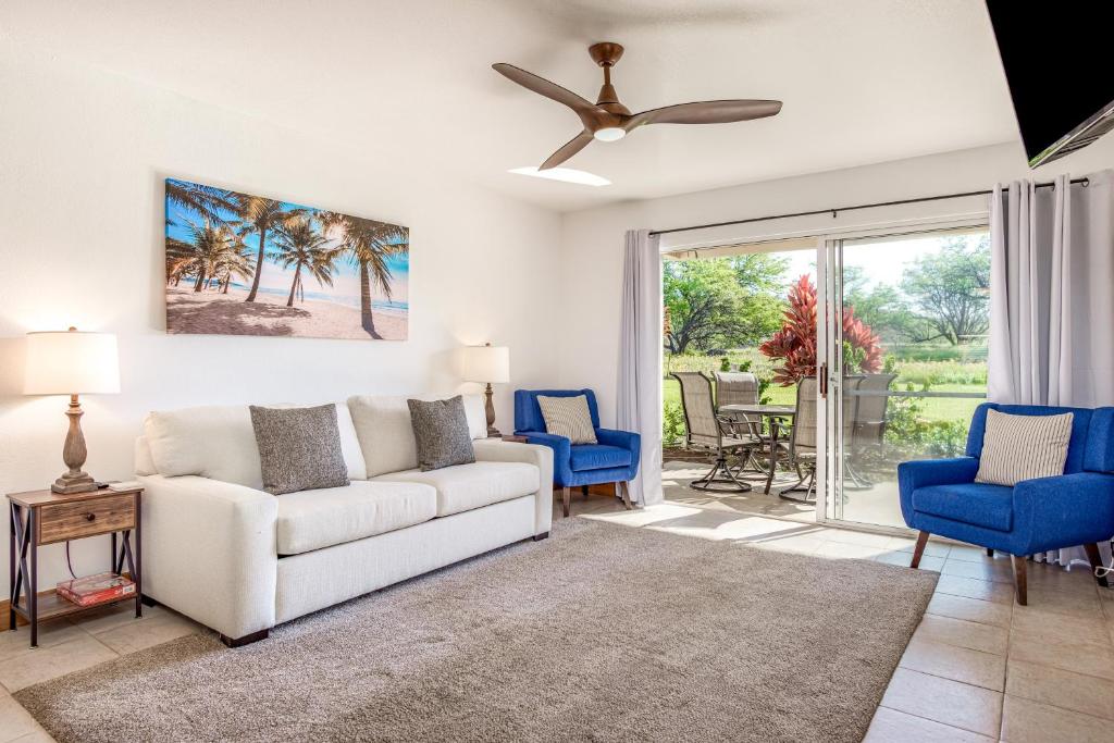唯客乐渡假村Hau'Oli at Waikoloa Hills #902的客厅配有白色沙发和蓝色椅子