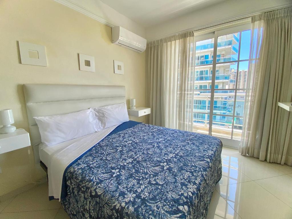 圣多明各Hotel Shakey的一间卧室设有一张床和一个大窗户