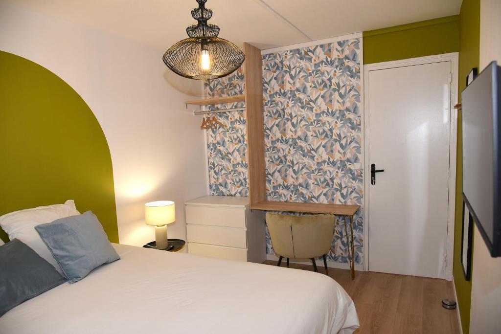 特鲁瓦Les Chambres de Troyes - Parking Free Fibre Netflix的卧室配有1张床、1张桌子和1把椅子