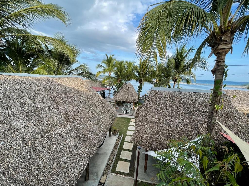 圣卡洛斯San Carlos Surf Resort & Eco Lodge的享有棕榈树和遮阳伞的度假村景色