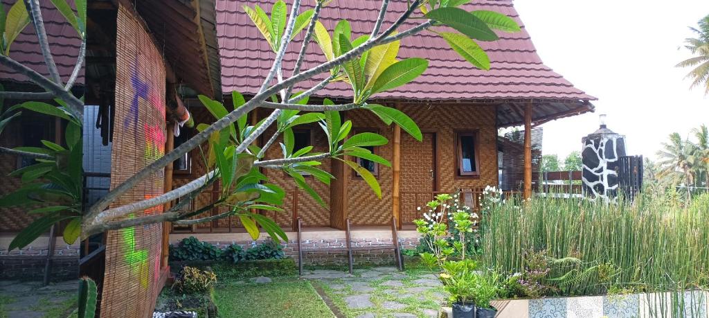 特特巴图Mysha Guest House-Lombok的前面有花园的房子