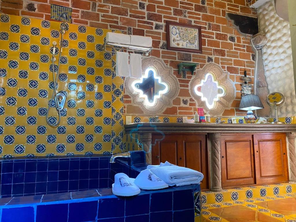 ChiconcuacETNICO LOCAL HOUSE的厨房拥有蓝色和黄色的瓷砖墙壁