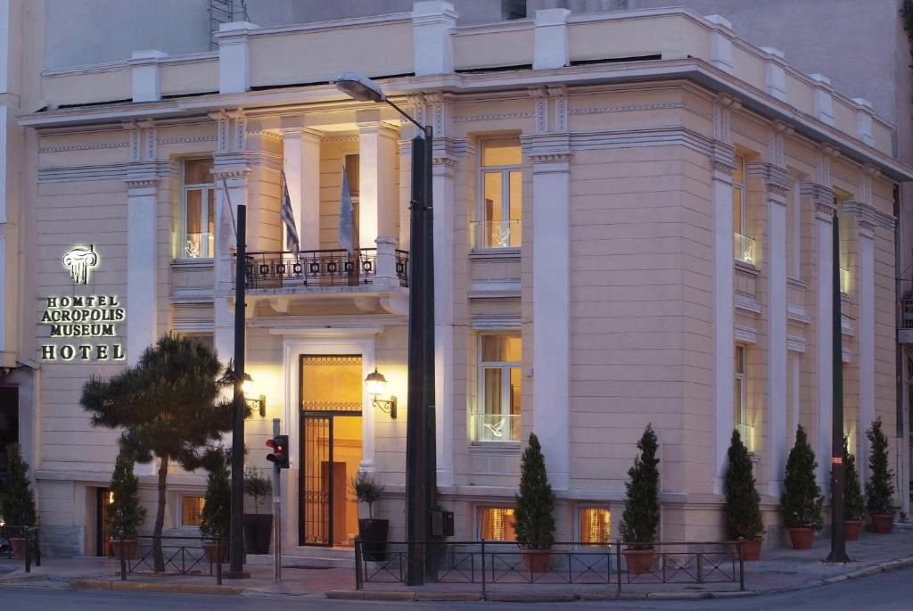雅典卫城博物馆精品酒店的前面有标志的大型白色建筑