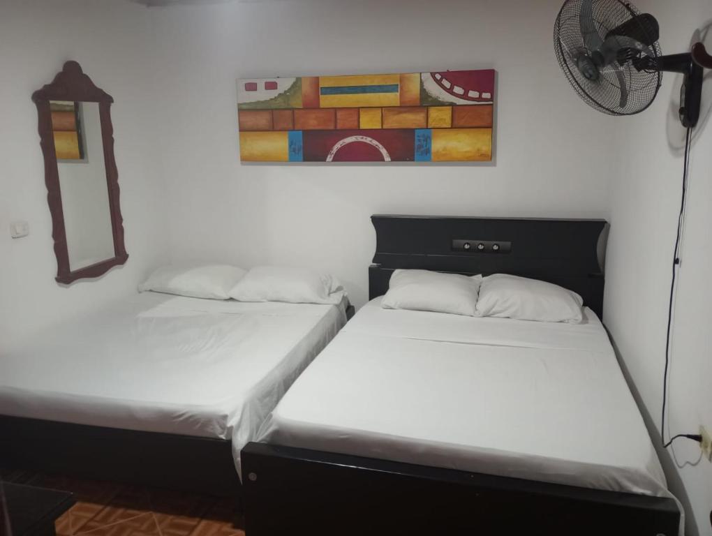 阿瓜奇卡Hotel Bethesda的墙上画画的房间里设有两张床
