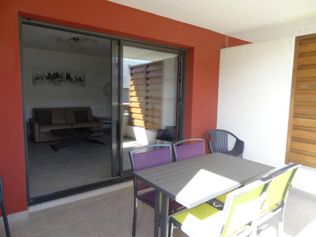 塞特港Appartement Sète, 2 pièces, 4 personnes - FR-1-472-113的一间带桌椅的用餐室