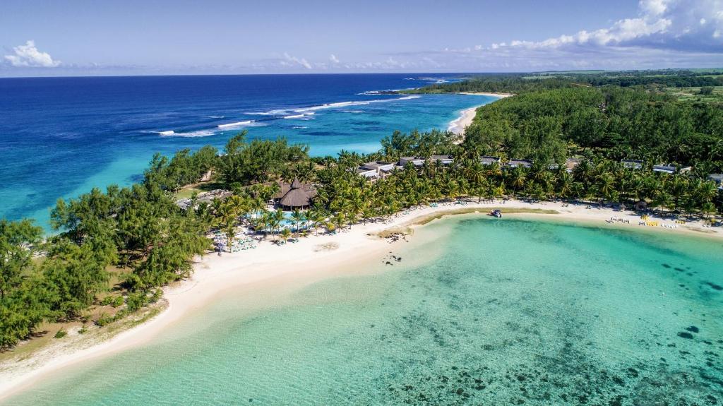 蓝海湾Shandrani Beachcomber Resort & Spa的蓬塔卡纳高级度假村享有海滩的空中景致