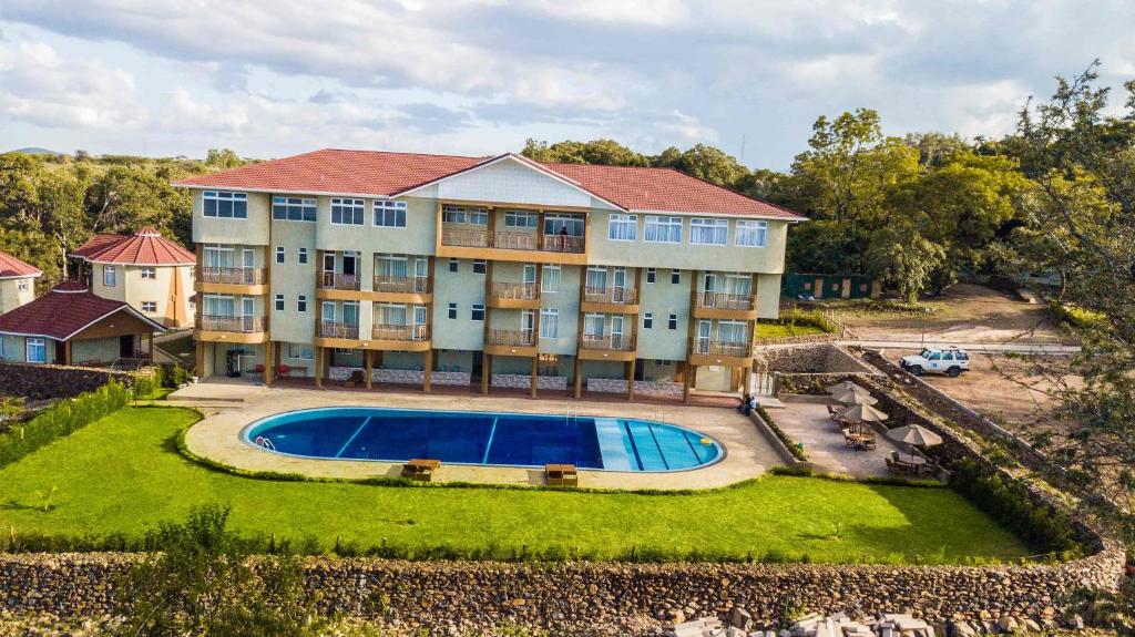 IsioloKISIMANI ECO RESORT & SPA LTD的享有带游泳池的大房子的空中景致