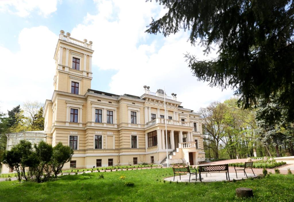 波兹南比厄德鲁斯克宫殿旅馆的前面有长凳的大建筑