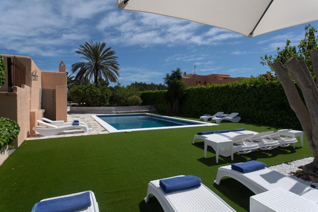 伊维萨镇Villa Simona Ibiza的后院设有游泳池和草坪