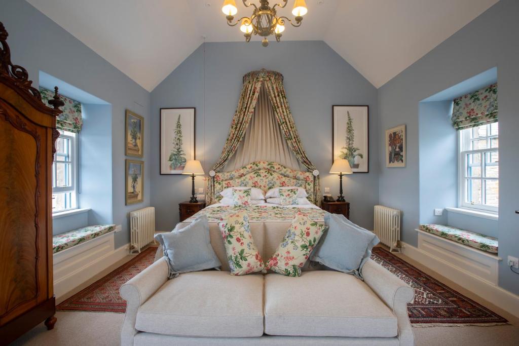 瑟索The Granary Lodge Bed & Breakfast的一间卧室配有一张带蓝色墙壁的大床