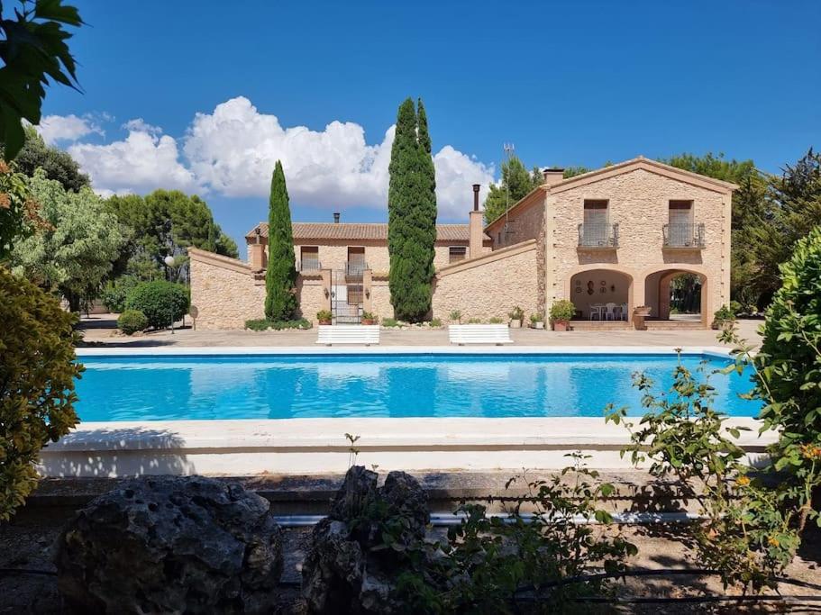 阿利坎特El Rulón, gran villa rural con piscina privada的建筑前带游泳池的庄园