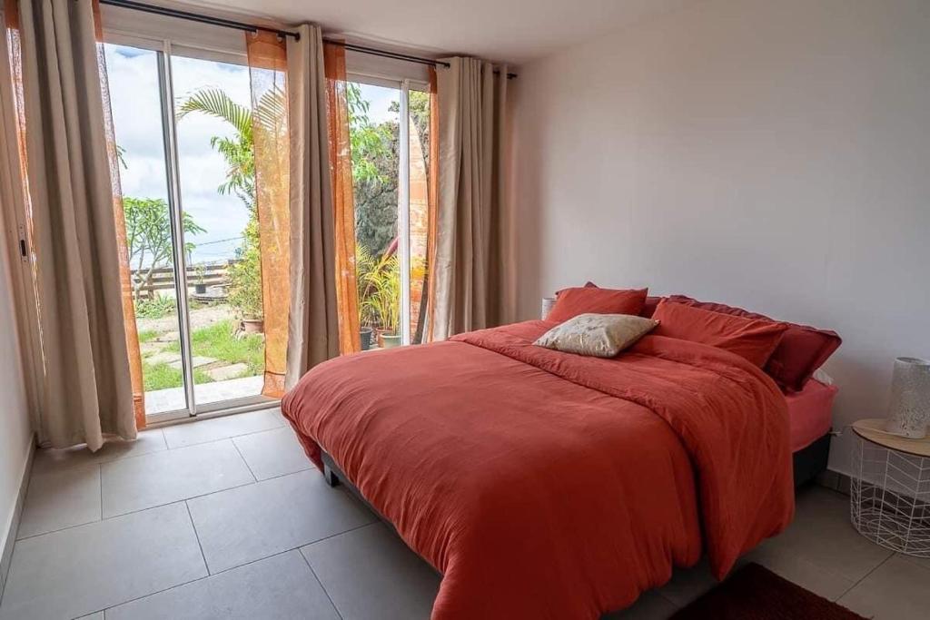 勒唐蓬Villa, Lossy的一间卧室设有红色的床和大窗户