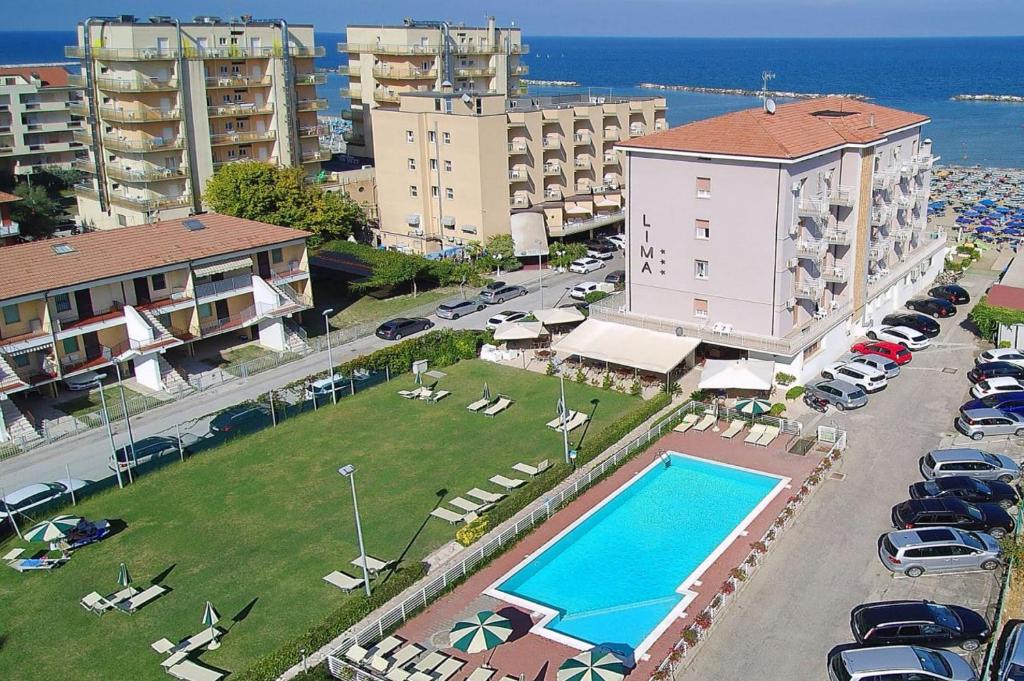 丽都迪萨维奥Hotel Lima的享有酒店空中美景,设有游泳池