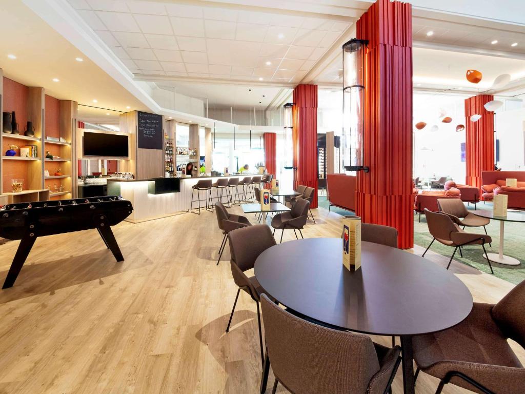 克莱蒙费朗克莱蒙费朗诺富特酒店的客厅配有台球桌和椅子