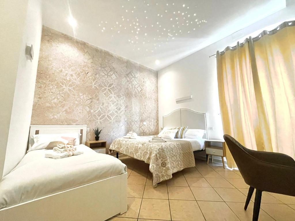 巴里BARI ROOMS Abate Gimma的一间卧室设有两张床,墙上拥有星星。