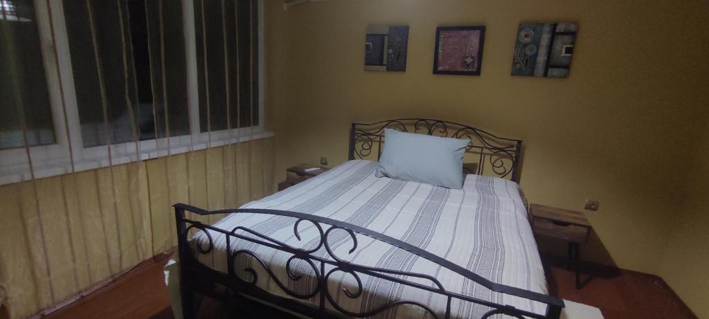 加布罗沃Ivka的卧室配有带白色棉被的床