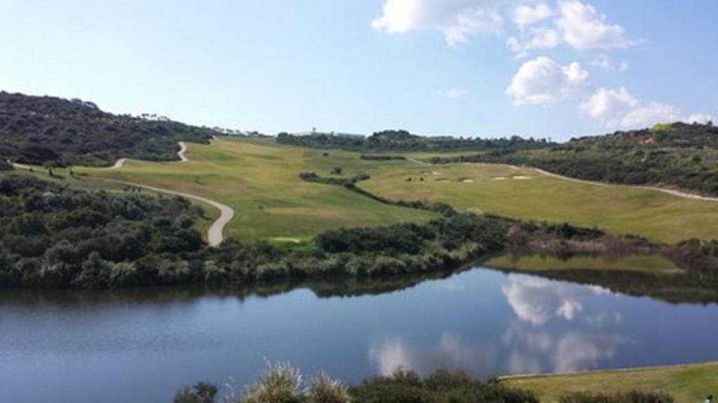 圣罗克Nueva Alcaidesa 2104 - Sea Sun and Green的享有高尔夫球场和湖泊的空中景致