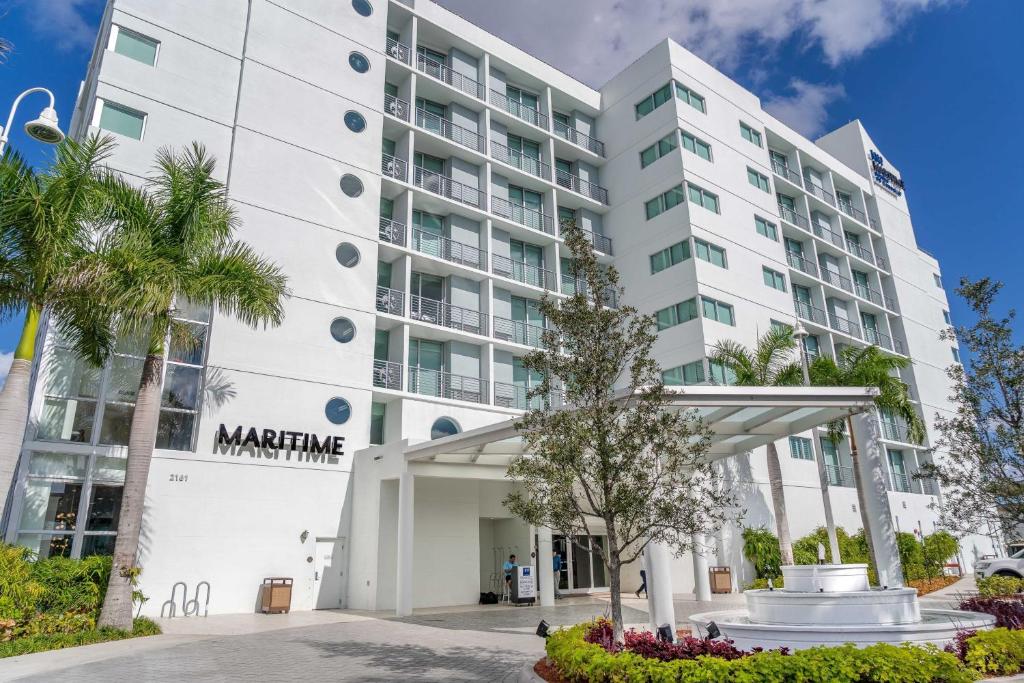 劳德代尔堡Maritime Hotel Fort Lauderdale Airport & Cruiseport的马里奥特招牌酒店外景