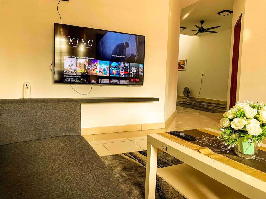 雪邦MOFA Homestay Near KLIA Airport的客厅配有沙发和墙上的电视