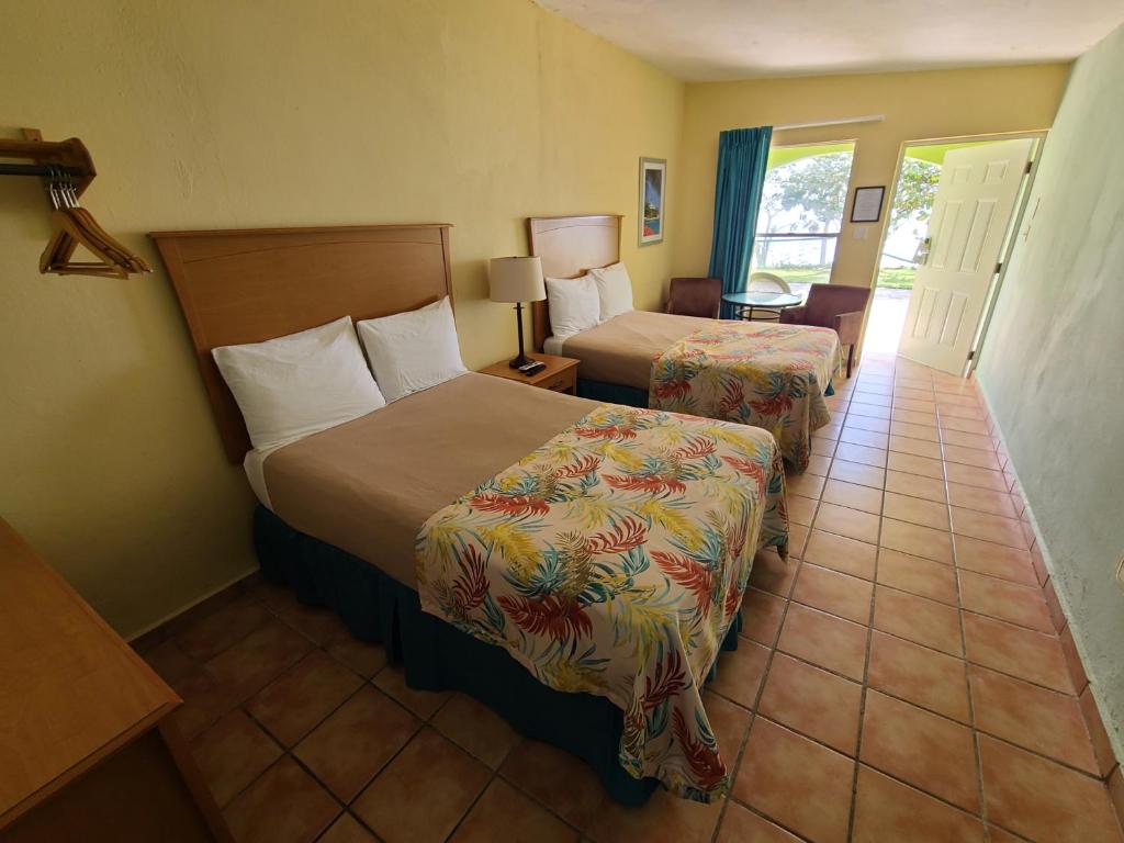 毛纳沃帕拉多马纳卡瑞比-马纳博的酒店客房设有两张床和窗户。