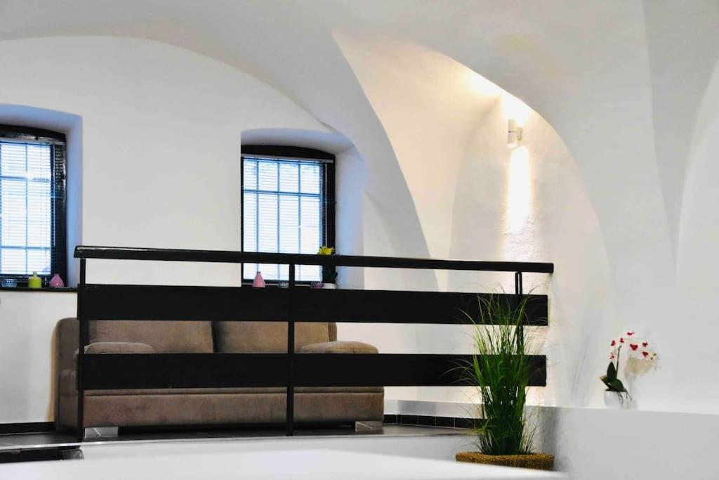 索普隆Nuovo Casa的一间设有楼梯的房间,配有长凳和植物