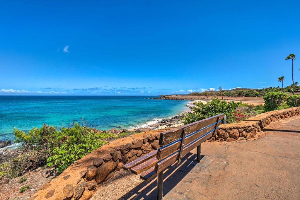 蒙内罗亚Quiet Maunaloa Condo with Pool, Ocean Views!的木凳坐在靠近海洋的小路上
