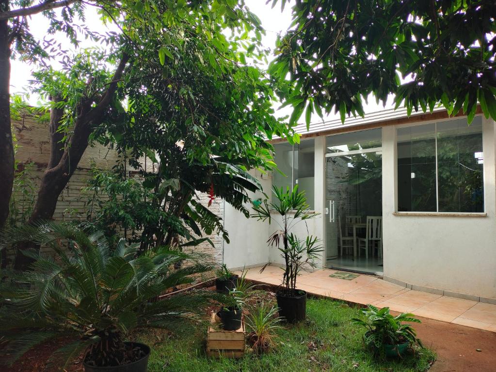 伊瓜苏Ikigai Brasil Houses的院子里有树木和植物的房子