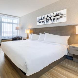 莱维斯Repotel Levis的一张大白色的床,位于酒店客房内