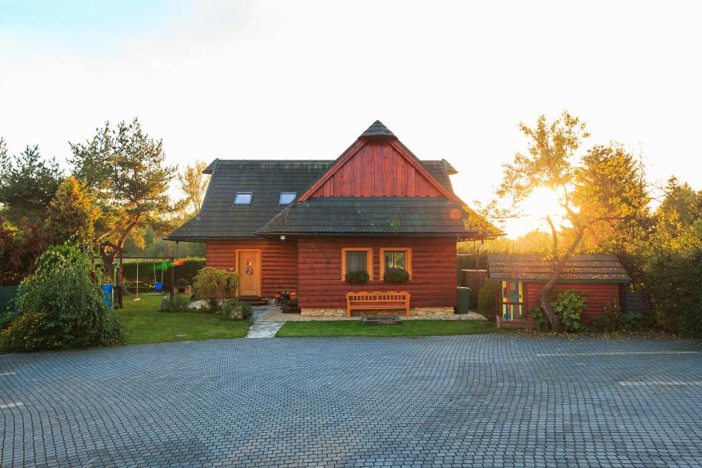 贝谢诺瓦River Cottage Bešeňová的车道上带红色屋顶的木屋