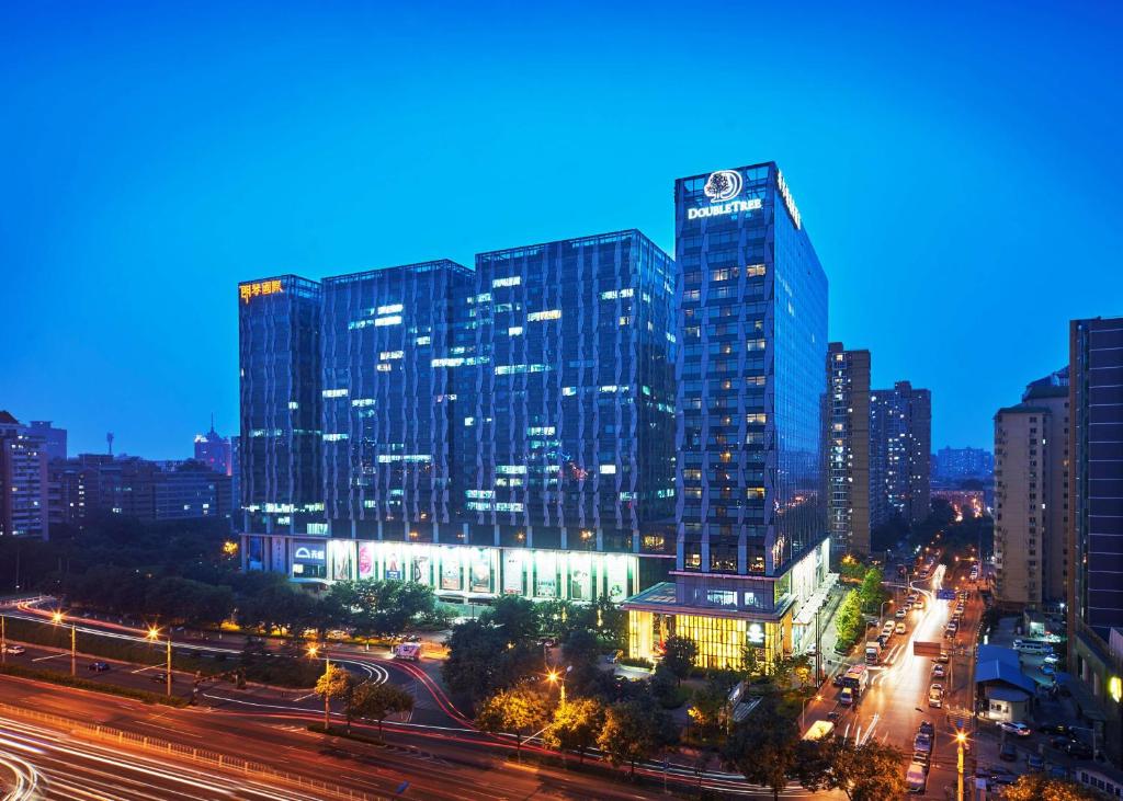 北京北京希尔顿逸林酒店的城市天际线,夜晚有高楼
