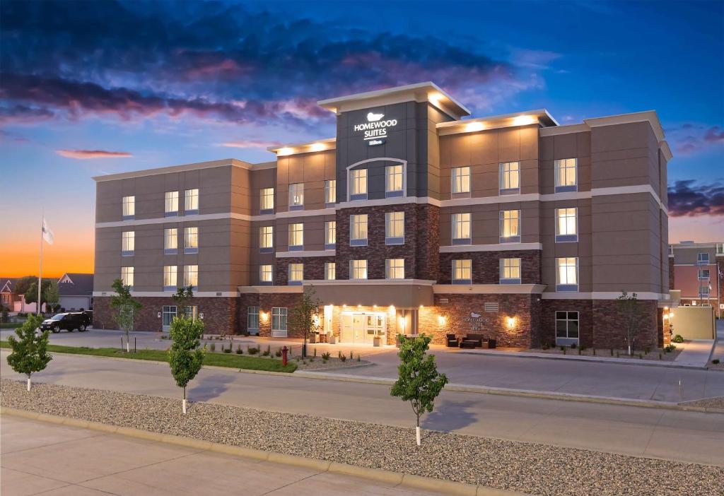 法戈Homewood Suites By Hilton West Fargo/Sanford Medical Center的黄昏时办公楼 ⁇ 染